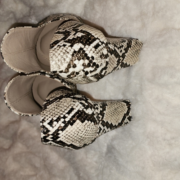 COMFORT SNAKESKIN cut out booties. - Picture 7 of 8